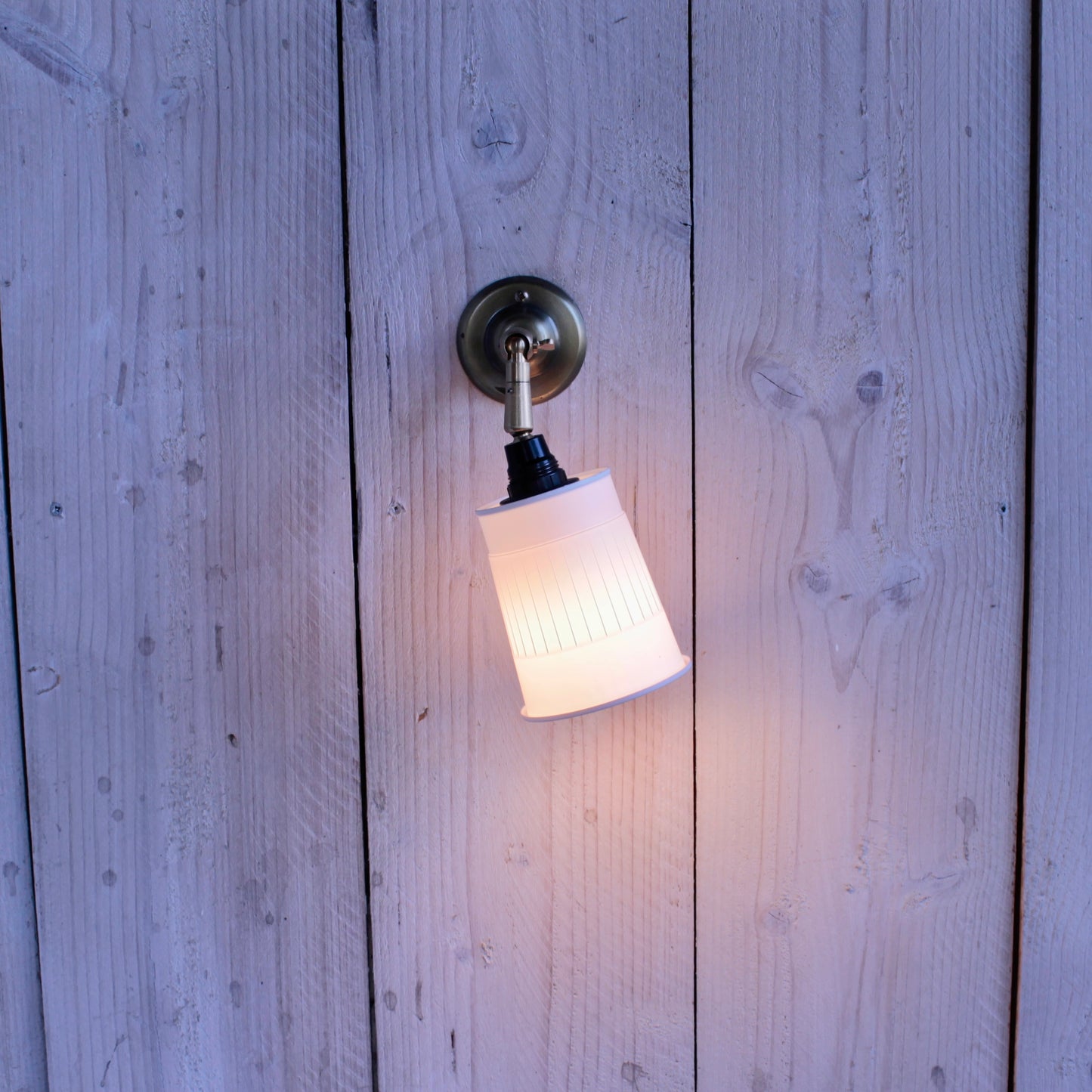 Noodle wall lamp with tilt