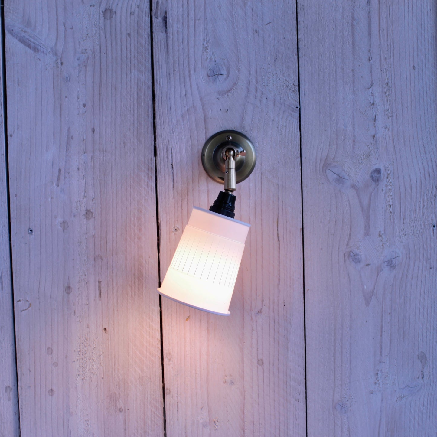Noodle wall lamp with tilt