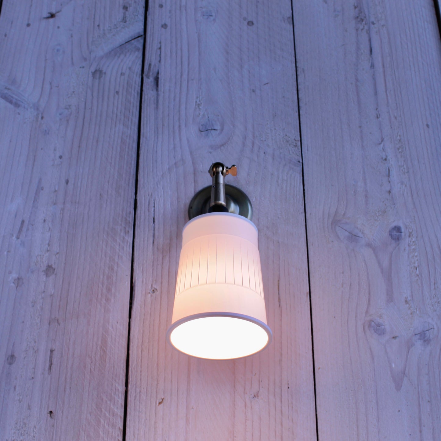 Noodle wall lamp with tilt