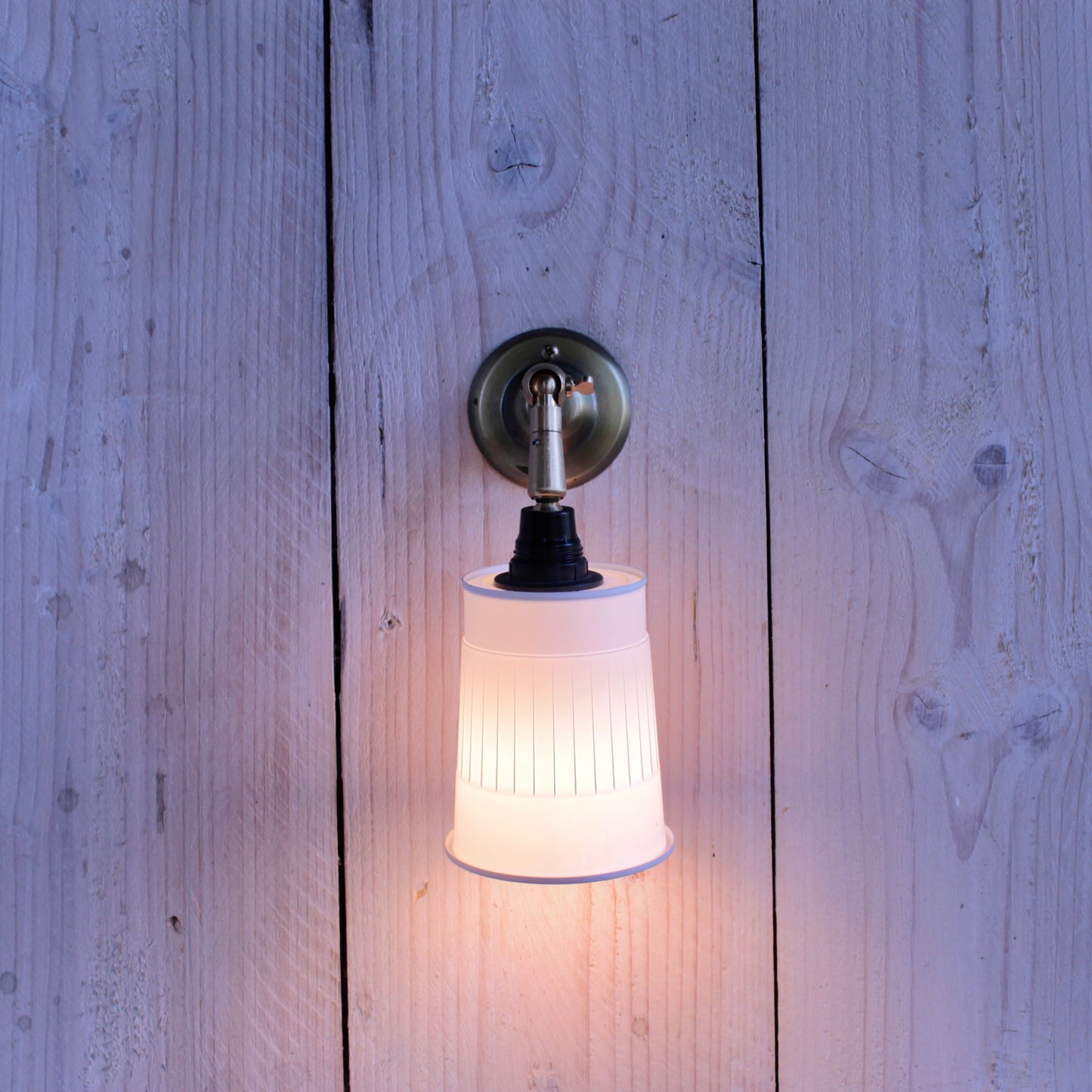 Noodle wall lamp with tilt