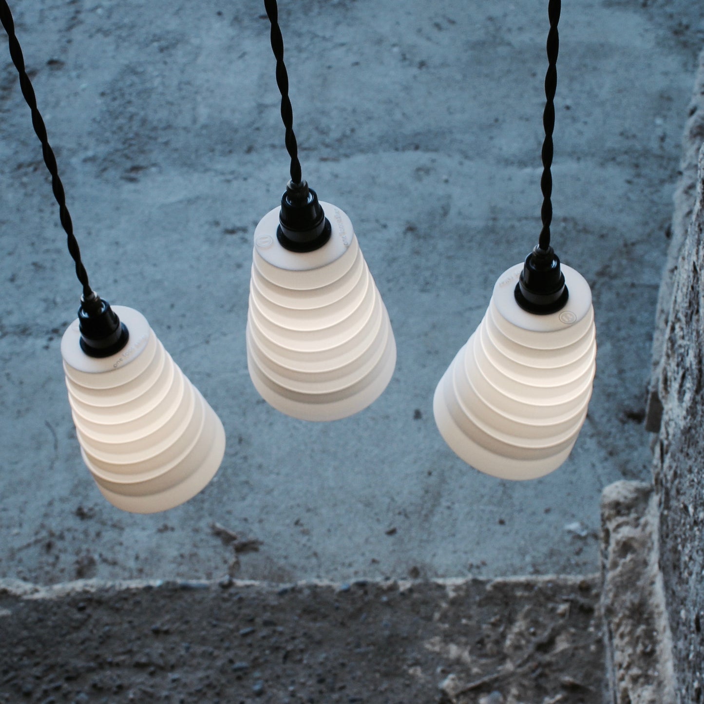 Whip 3-Drop Suspension lighting, directional lighting, malleable form, cultural lighting, 3Dprinted lampshade, LED 1W-4W
