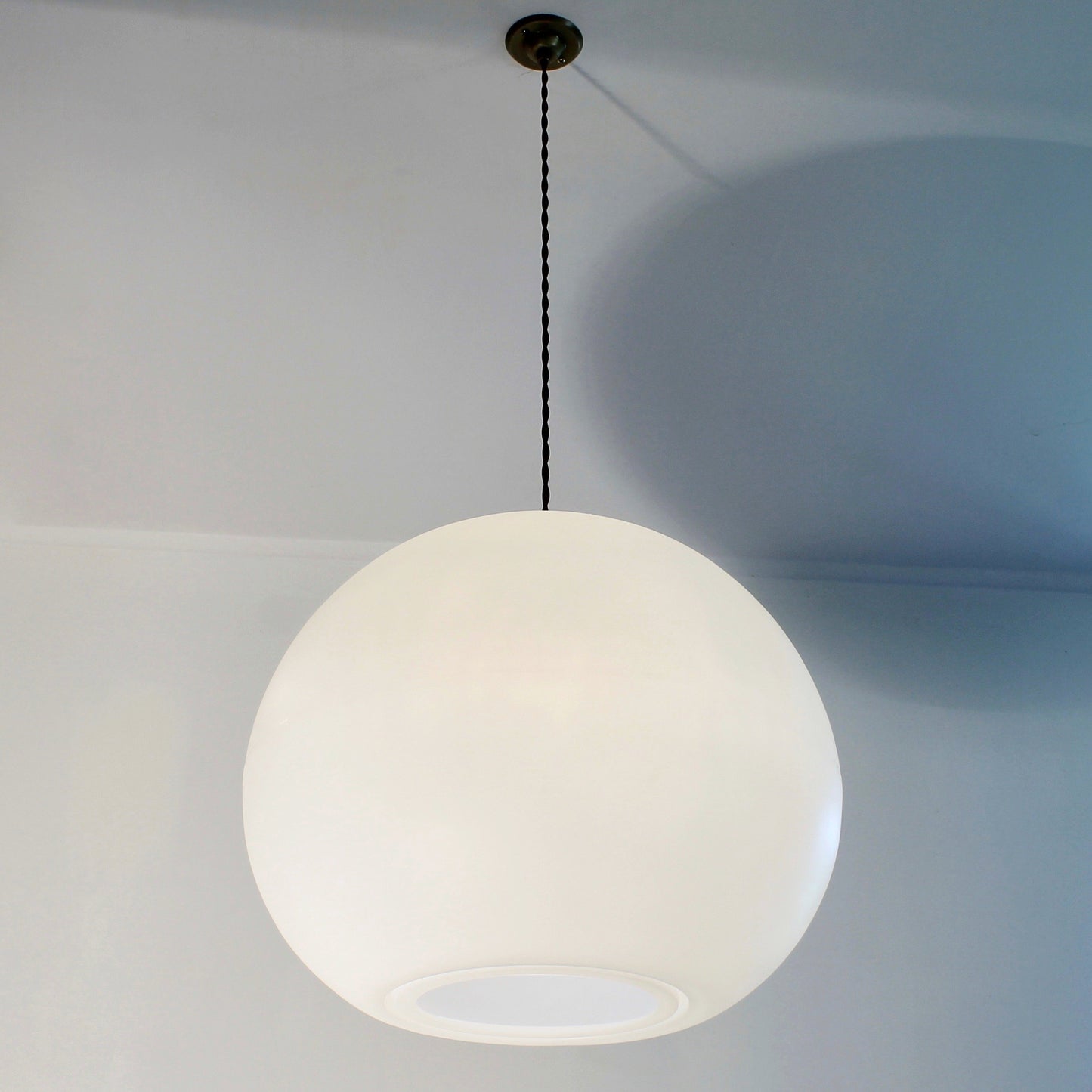 modern globe pendant lighting, contemporary elegant lighting, white lights, calm lighting, kitchen dining suspension, living room lighting